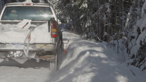 An-Einem-Sonnigen-Wintertag-Wird-Eine-Schneebedeckte-Straße-Von-Einem-Grauen-Schneelastwagen-Geräumt