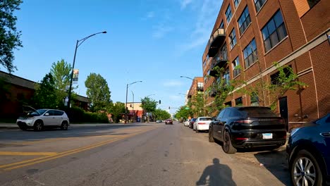 Hyper-Lapse-Perspektive-Einer-Radtour-Entlang-Eines-Grünen-Radwegs-Im-Großraum-Der-Stadt-An-Einem-Sonnigen-Tag