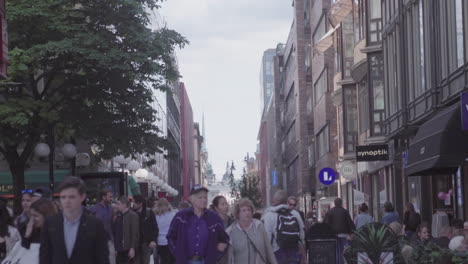 Compradores-Y-Turistas-Caminando-Por-Las-Calles-De-La-Ciudad-De-Estocolmo.