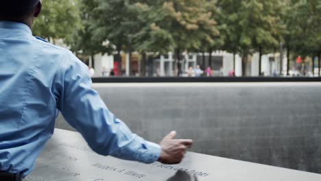 Un-Bombero-Mira-Pensativamente-El-Monumento-Conmemorativo-Del-11-De-Septiembre.