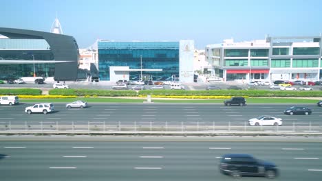 Coches-Que-Viajan-A-Lo-Largo-De-La-Carretera-Sheikh-Zayed-Con-El-Hotel-De-Lujo-Burj-Al-Arab-Al-Fondo-En-Dubai,-Emiratos-Árabes-Unidos