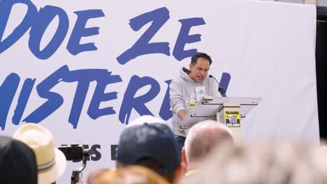 Tom-Van-Grieken,-Líder-Del-Partido-Político-Flamenco-De-Extrema-Derecha-Vlaamsbelang,-Hablando-Durante-Una-Reunión-De-Protesta-En-Bruselas,-Bélgica---Plano-Medio