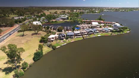 Mulwala,-New-South-Wales,-Australien-–-16.-Dezember-2021:-Luftaufnahme-Der-Cypress-Drive-Resort-Häuser-Am-Ufer-Des-Lake-Mulwala,-NSW,-Australien