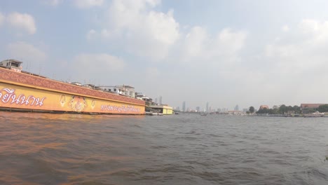 Blick-Von-Der-Fähre,-Schwimmend-Auf-Den-Kanälen-Von-Bangkok