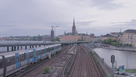 Blick-über-Die-Stadt-Stockholm,-Von-Der-Schleuse-Aus-Gesehen,-Mit-Sichtbarem-Stockholmer-Rathaus-Und-Riddarholm-Kirche