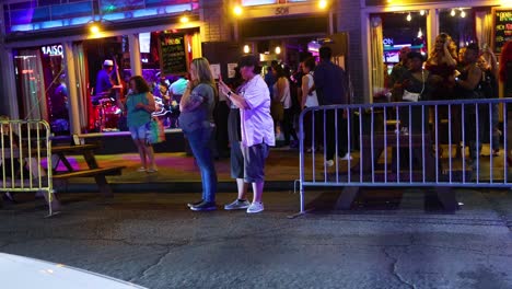 La-Gente-Anda-En-Bicicleta-Y-Se-Lo-Pasa-Genial-Por-La-Noche-En-Las-Divertidas-Calles-De-Nueva-Orleans