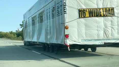 Transporte-De-Una-Casa-Prefabricada-De-Carga-De-Gran-Tamaño-En-La-Autopista-I-96-Cerca-De-Lansing,-Michigan