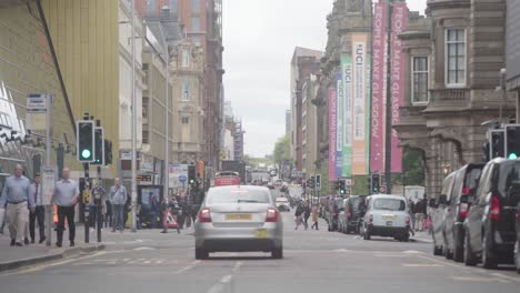 Un-Concurrido-Centro-De-La-Ciudad-De-Glasgow-Mientras-Los-Vehículos-Y-Las-Personas-Se-Ocupan-De-Sus-Asuntos.