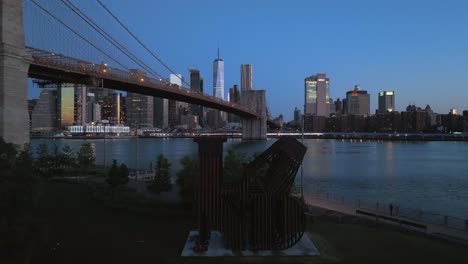 Una-Vista-Aérea-De-La-Escultura-Terrestre-En-El-Parque-Vacío-Del-Puente-De-Brooklyn-Por-La-Mañana