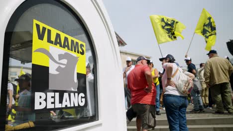 Logotipo-Del-Partido-Político-De-Extrema-Derecha-Vlaams-Belang-Durante-La-Manifestación-En-Bruselas,-Bélgica