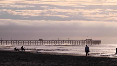 Menschen-Am-Myrtle-Beach-Genießen-Den-Morgen