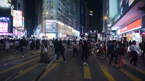 Un-Autobús-De-Dos-Pisos-Se-Detuvo-Mientras-La-Gente-Cruzaba-El-Carril-Peatonal-En-Hong-Kong-Por-La-Noche---Toma-Amplia