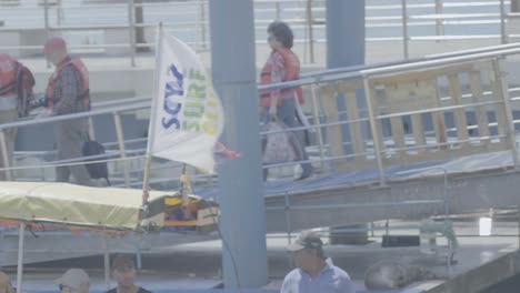 Un-Grupo-De-Turistas-Camina-Hacia-La-Zona-De-Embarque.