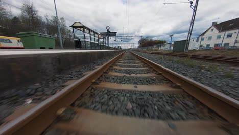 FPV-Drohne-Fliegt-Tief-In-Der-Nähe-Von-Bahngleisen-In-Varnamo,-Schweden