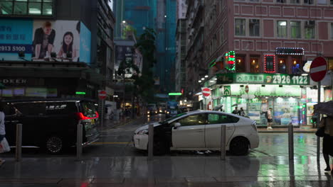 People-with-umbrellas-walking-in-Rain-when-rush-hours