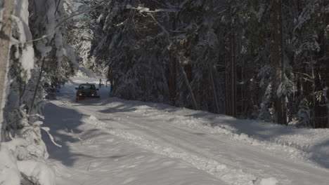 Schneepflug-Räumt-An-Einem-Sonnigen-Wintertag-Eine-Abgelegene-Parkstraße