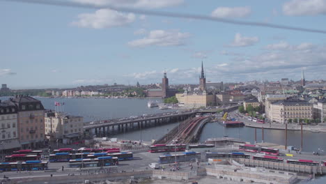 Blick-Auf-Die-Schleuse,-Das-Stockholmer-Rathaus-Und-Die-Riddarholm-Kirche