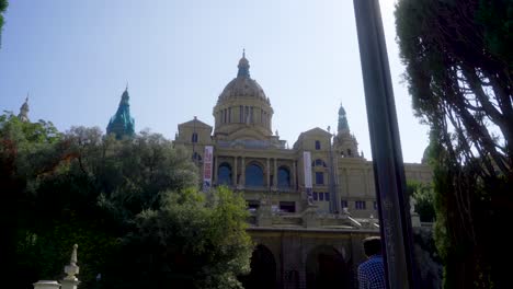 Enthüllung-Des-Nationalpalastes-Montjuïc-Palau-Nacional-In-Barcelona,-Spanien-An-Einem-Sonnigen-Sommertag