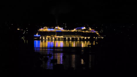 Kreuzfahrtschiff-In-Der-Nacht