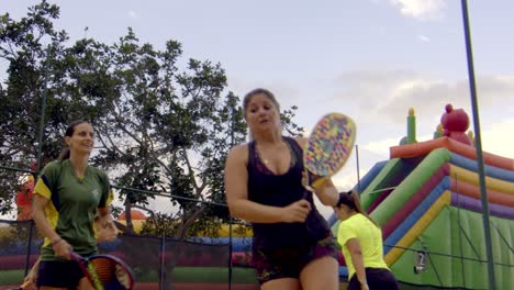 Frauen-Machen-Beach-Tennis-Übungen-In-Zeitlupe