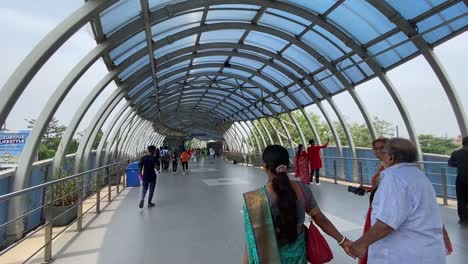 Una-Familia-Caminando-Por-La-Pasarela-Elevada-Dakshineshwar-Rani-En-Kolkata