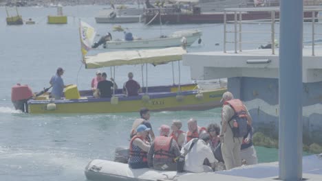 Ein-Boot-Verlässt-Den-Peer,-Während-Eine-Gruppe-Touristen-Eine-Panga-Fahrt-Unternimmt