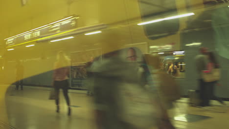 La-Cámara-Filma-El-Interior-De-Un-Vagón-De-Metro-Cuando-Sale-De-La-Estación-De-Metro-De-Slussen-En-La-Ciudad-De-Estocolmo.