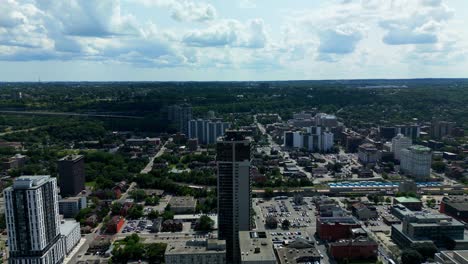 Cresta-De-La-Montaña-Hamilton-Con-Vistas-Al-Centro-De-La-Ciudad-En-Ontario,-Canadá,-En-El-Edificio-De-Apartamentos-Más-Alto,-Torre-De-Alquiler,-Vista-Panorámica-De-180-Grados-De-La-Ciudad,-Condominios,-Hoteles,-Iglesias,-Casas-Mirando-Hacia-Abajo