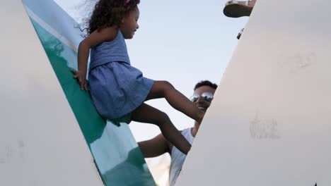 Niña-Jugando-En-Praça-Maua,-En-Río-De-Janeiro,-Brasil