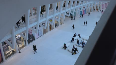 Punto-De-Vista-De-Alto-ángulo-De-Viajeros-Y-Compradores-Caminando-En-El-Centro-Comercial-Oculus,-Estación-De-Ruta-Del-World-Trade-Center,-Nueva-York