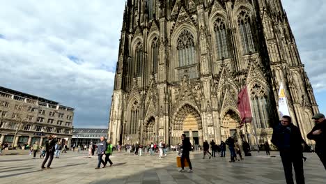 Weitwinkelaufnahme-Des-Kölner-Doms-Mit-Vielen-Touristen-An-Einem-Bewölkten-Tag