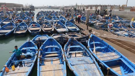 Weitwinkelaufnahme-Blauer-Boote,-Die-Für-Den-Tag-Im-Hafen-Anlegten