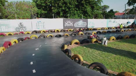 Carrera-De-Karts-En-Un-Camino-Asfaltado-En-Una-Ciudad-Costera-De-Tanzania