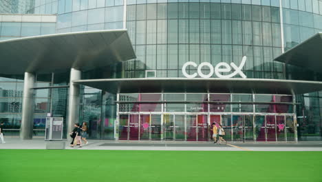 Gente-Pasando-Por-La-Puerta-Este-Del-Centro-De-Convenciones-Y-Exposiciones-Coex-En-El-Distrito-De-Gangnam,-Seúl,-Corea-Del-Sur