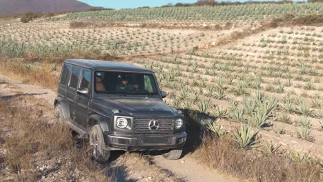 Klasse-G-Mercedes-Benz-Auto-Fährt-Eine-Schmutzige-Straße-In-Einer-Wüstenlandschaft