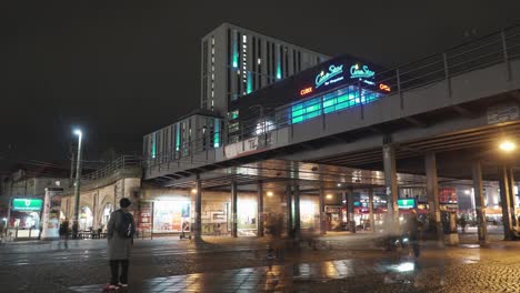 Nachtzeitraffer-Vom-Chaotischen-Berlin-Alexanderplatz-Während-Der-Hauptverkehrszeit