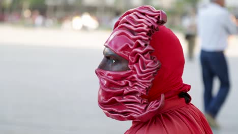 Artista-Callejero,-Estatua,-Vestida-De-Rojo-En-La-Praca-Maua,-En-El-Centro-De-Río-De-Janeiro,-Brasil,-En-Una-Tarde-De-Domingo