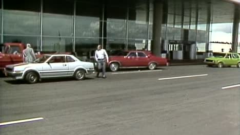 Avión-De-Los-Años-80-Despegando-Cuando-Los-Pasajeros-Ingresan-A-La-Terminal-Del-Aeropuerto