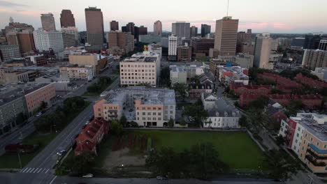 Este-Es-Un-Video-Editorial-De-Imágenes-Aéreas-De-La-Ciudad-De-Nueva-Orleans-Volando-Hacia-El-Suroeste.