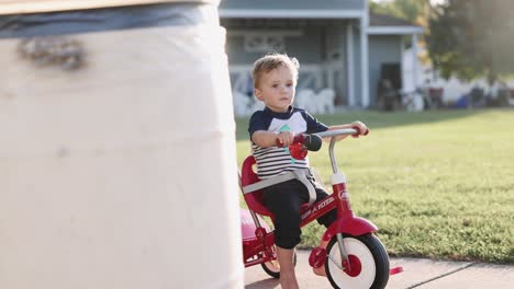 Vater-Schiebt-Sohn-Am-Radio-Flyer-Dreirad-Sommerabend