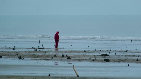 Mujer-Musulmana-Independiente-Disfrutando-De-Las-Olas-Del-Mar-Usando-Burka-En-La-Playa-De-Kuakata,-Bangladesh