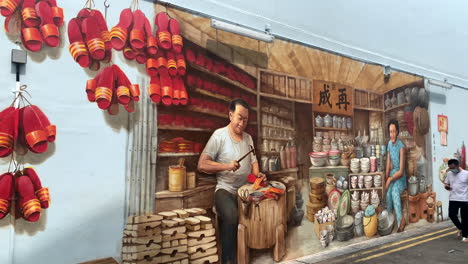 Un-Mural-De-Una-Pareja-China-En-La-Pared-Del-Barrio-Chino-De-La-Ciudad-De-Singapur-Con-Un-Hombre-Que-Llevaba-Una-Máscara-Pasando