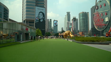 Gente-Paseando-Fuera-Del-Centro-Comercial-Starfield-Coex-Con-Vista-A-La-Estatua-Estilo-Gangnam-En-Seúl,-Corea-Del-Sur