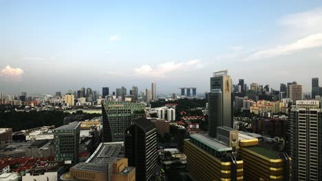 Puesta-De-Sol-Del-Horizonte-De-Singapur-Con-Cielo-Azul-Y-Nubes-Blancas-Esponjosas-Que-Van-Hacia-La-Oscuridad