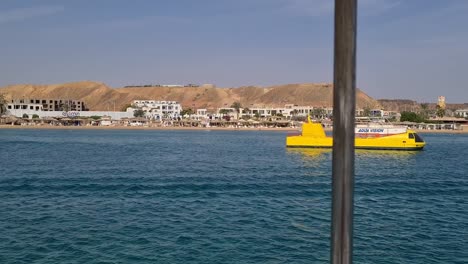 El-Barco-Llega-Al-Puerto-Y-Hace-Algunas-Olas.-Podemos-Ver-Un-Barco-Marino-Amarillo-Con-Suelo-De-Cristal.