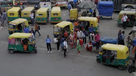 People-waiting-for-bus-in-busy-Traffic,-Delhi-India