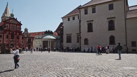 Plaza-Frente-A-La-Catedral-Metropolitana-De-San-Vito-En-Praga