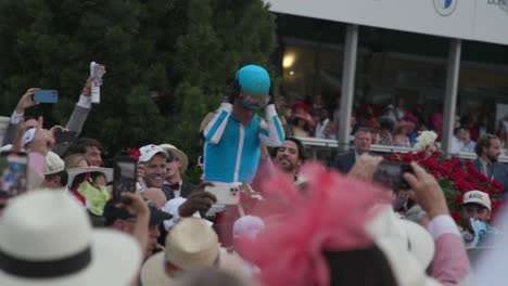 Javier-Castellanos-Celebra-En-El-Círculo-De-Ganadores-Su-Victoria-En-El-Derby-De-Kentucky