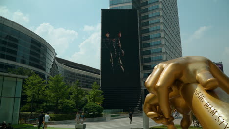 Vallas-Publicitarias-Digitales-Modernas-En-El-Centro-Comercial-Coex-Con-La-Escultura-De-Mano-Estilo-Gangnam-En-Seúl,-Corea-Del-Sur