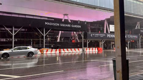 Starker-Regen-Vor-Dem-Madison-Square-Garden-In-New-York-Mit-Vorbeifahrendem-Auto-In-New-York